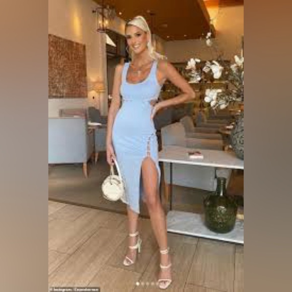 Elegant Blue Sleeveless Dress from Hours